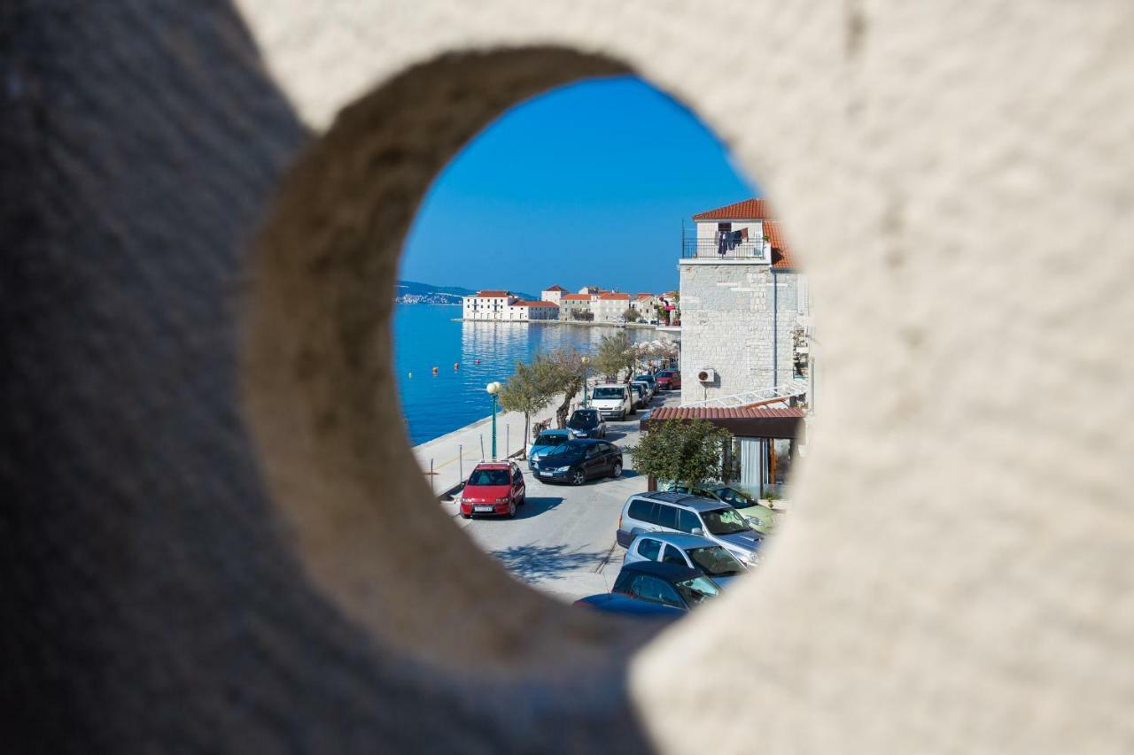 Seafront Apartment In Historical Cippico Castle Kaštela Εξωτερικό φωτογραφία