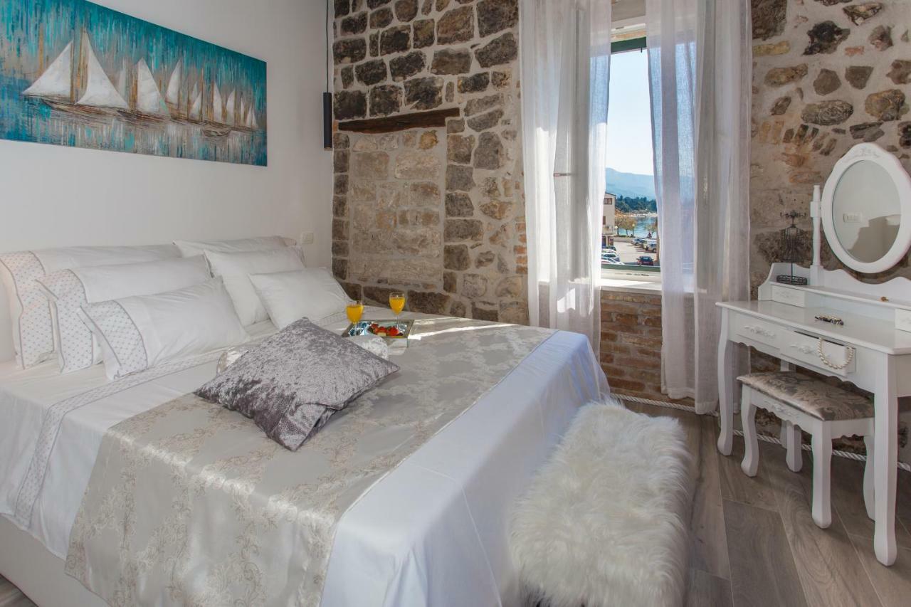 Seafront Apartment In Historical Cippico Castle Kaštela Εξωτερικό φωτογραφία