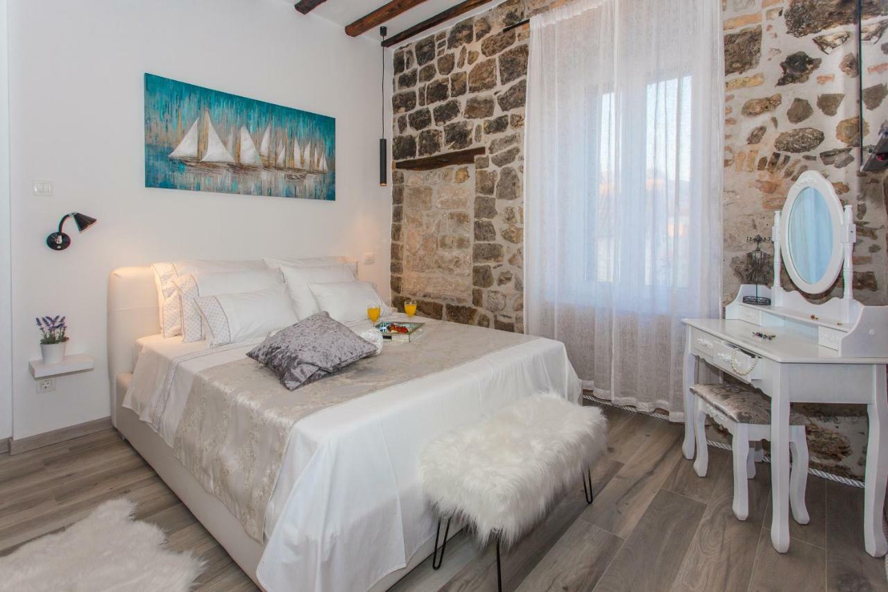 Seafront Apartment In Historical Cippico Castle Kaštela Εξωτερικό φωτογραφία