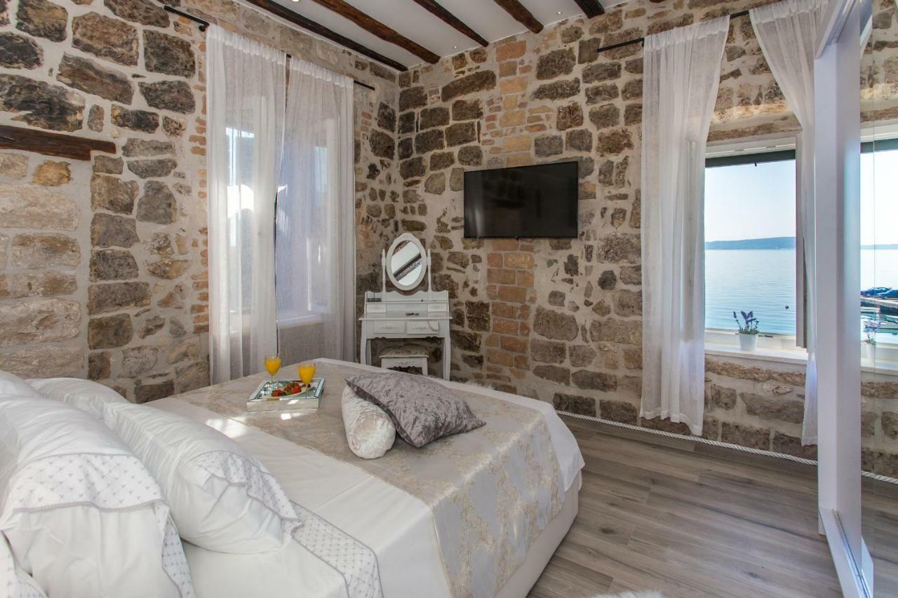 Seafront Apartment In Historical Cippico Castle Kaštela Εξωτερικό φωτογραφία