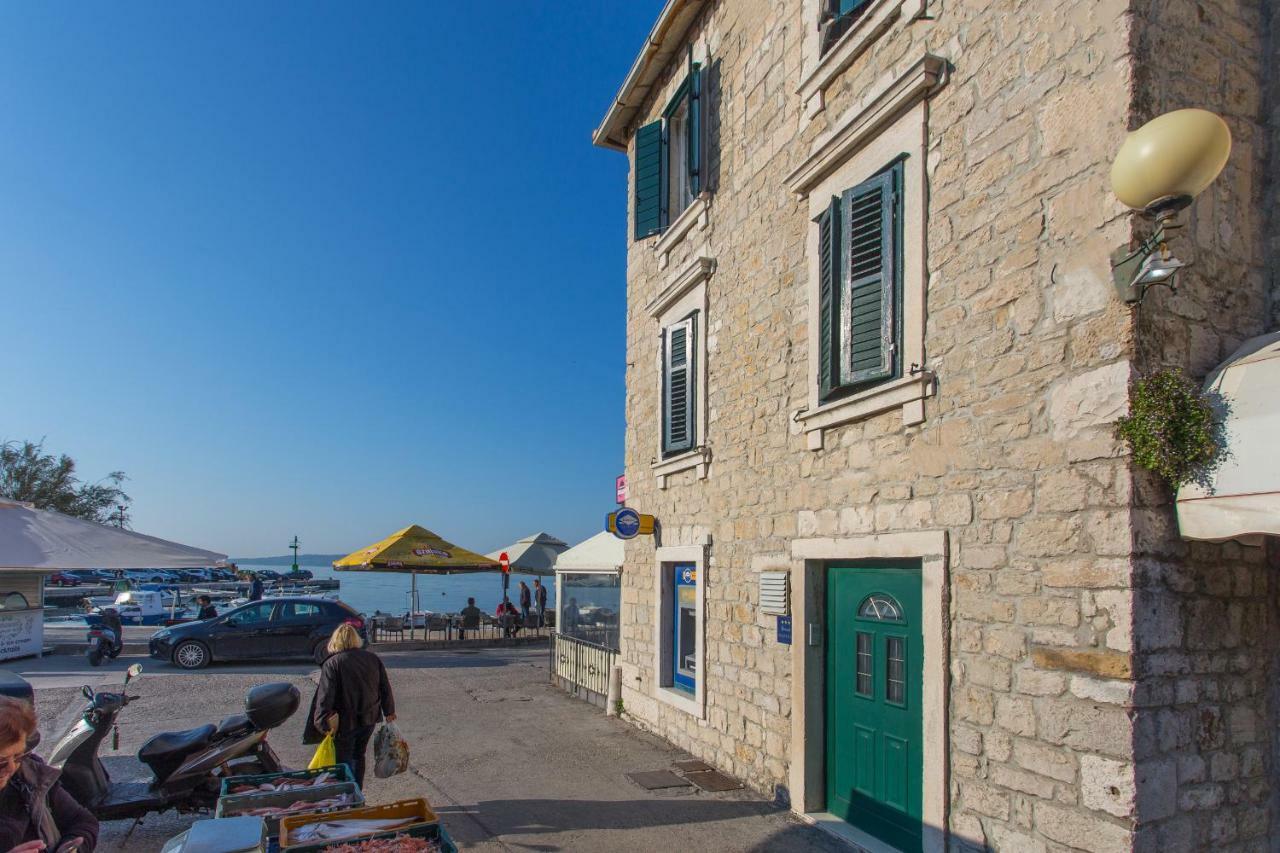 Seafront Apartment In Historical Cippico Castle Kaštela Εξωτερικό φωτογραφία